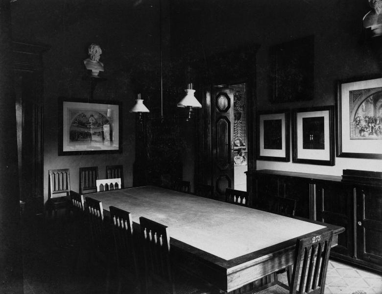 Sala w Gabinecie Historii Sztuki. Na pierwszym planie duży stół, na ścianach oprawione w ramki ryciny i fotografie